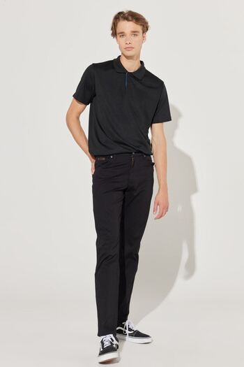 WRANGLER Μαύρο ελαστικό παντελόνι Texas Slim Fit - Κανονική μέση με λεπτή εφαρμογή
