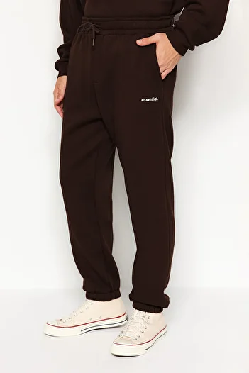 Trendyol Collection Ciemnobrązowy oversize'owy zestaw dresowy z nadrukiem tekstowym - Tmnaw24Em00004