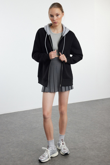 Trendyol Collection Oversize černá pletená mikina s kapucí a zipem - TWOAW25SW00101