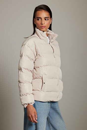 Trendyol Collection Oversize vodoodpudivá zimní bunda se stojáčkem, barva kamene Twoaw21Mo0045