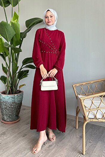 InStyle Rochie burgundy Ayrobin - cu perle și cravată în față