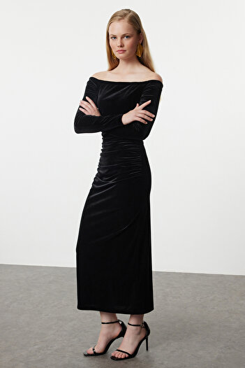 Trendyol Collection Schwarzes, figurbetontes Midi-Abendkleid aus gestricktem Samt, Abschlusskleid TPRAW25EL00135