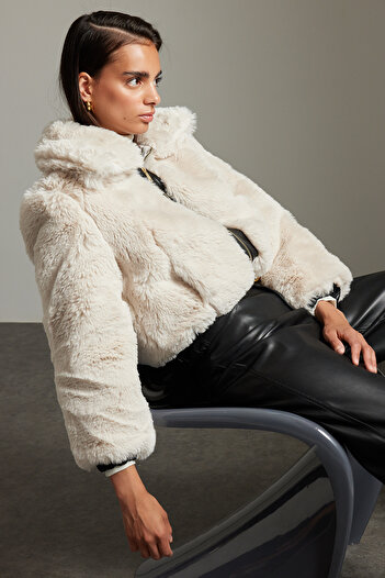 Trendyol Collection Oversize kabát z umělé kůže Ecru Fur Bomber Coat - Twoaw25Mo00152