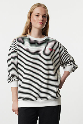 Trendyol Collection Плетен суичър с дълъг ръкав - черно на райе, бродерия на лозунг, широка кройка TWOAW25SW00062