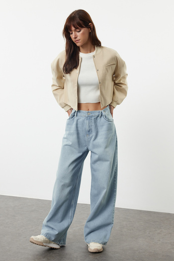 Trendyol Collection Jeansy typu skater z wysokim stanem - jasnoniebieskie z detalami w talii Twoaw25Je00112