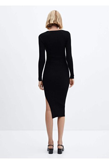 MANGO Woman Geripptes Kleid mit V-Ausschnitt