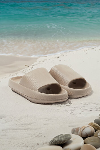 TRENDYOL SHOES Nerzfarbene, flache Damen-Slides TAKSS24TE00013
