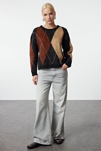Trendyol Collection Черен плетен пуловер с мека текстура и цветни блокове TWOAW25KZ00263