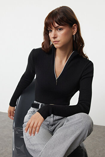 Trendyol Collection Тънък черен трикотажен пуловер от смесен памук - за двойка, с цип, стояща яка Twoaw25Kz00070