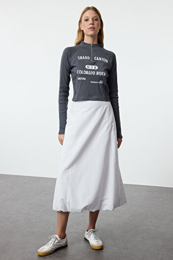 Trendyol Collection Κοντή πλεκτή μπλούζα με φερμουάρ Anthracite Slogan - TWOAW25BZ00128