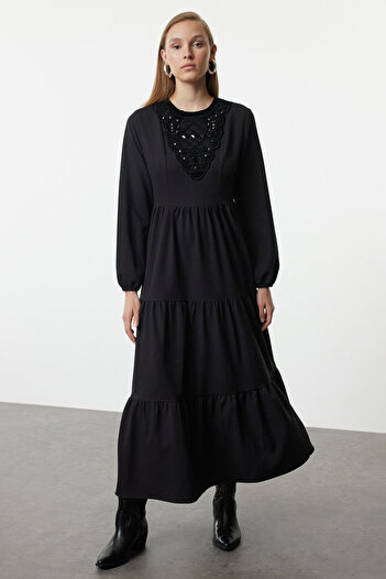 Trendyol Modest Φόρεμα υφαντό - Λεπτομέρεια κεντήματος σε μαύρη πέτρα TCTAW25EB00096