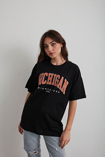 Mad&Calf Γυναικείο μπλουζάκι Oversize με στάμπα Michigan σε μαύρο χρώμα