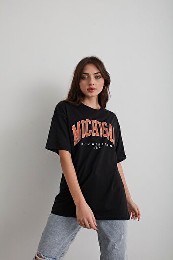 Mad&Calf Γυναικείο μπλουζάκι Oversize με στάμπα Michigan σε μαύρο χρώμα