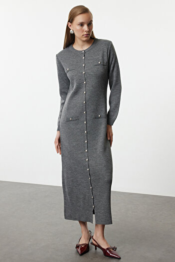 Trendyol Modest Pletené antracitové šaty na knoflíky - TCTAW25EB00069