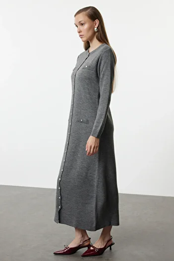 Trendyol Modest Pletené antracitové šaty na knoflíky - TCTAW25EB00069