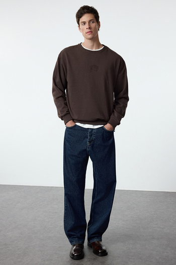 Trendyol Collection Σκούρο καφέ ανάγλυφο φούτερ με στάμπα Fleece Oversize - TMNAW25SW00053