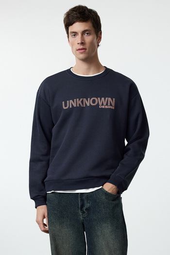 Trendyol Collection Темно-синій флісовий світшот з великою горловиною для екіпажу з принтом TMNAW25SW00047