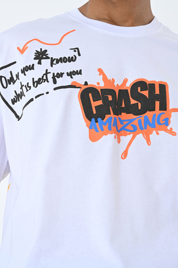 AMAZING CRASH Μπλουζάκι Unisex με λευκό λαιμόκοψη με στάμπα Oversize