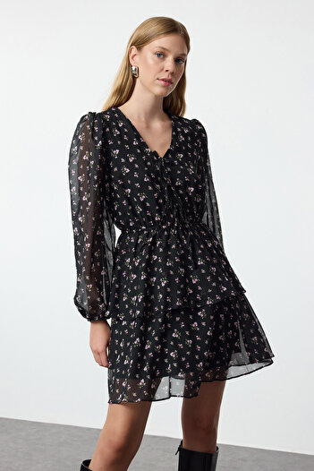 Trendyol Collection Czarna sukienka z nadrukiem w kropki i kwiaty, z szyfonu, tkana, typu skater Twoaw25El00275