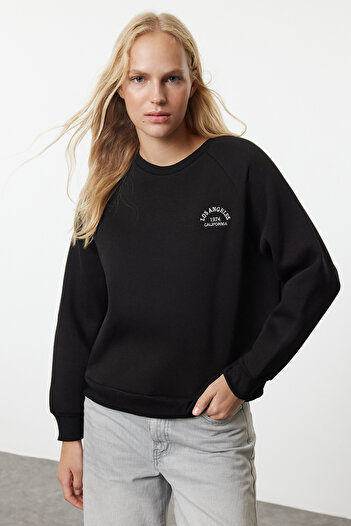 Trendyol Collection Плътен полар от вътрешната страна - черен бродиран извънгабаритен суичър TWOAW25sw00020