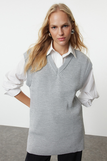 Trendyol Collection Gray V-Neck Knitwear Sweater - TWOAW25SV00018