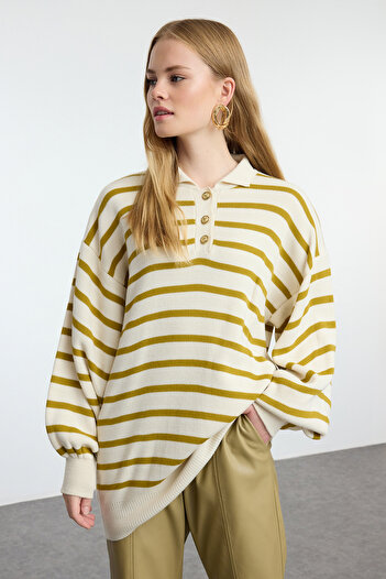 Trendyol Modest Πόλο λαιμόκοψη Πράσινο ριγέ πλεκτό πουλόβερ - Μπαλόνι μανίκι TCTAW25AK00010