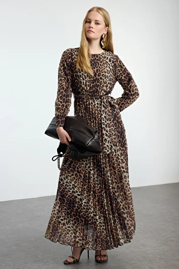 Trendyol Modest Prekladané šifónové šaty s leopardím vzorom – hnedé TCTSS24EB00151