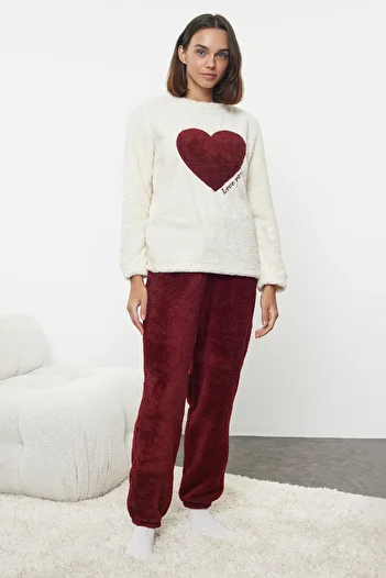 Trendyol Collection Ecru-Burgundy Heart Wellsoft Zimní pletená sada pyžama Thmaw25Pt00087