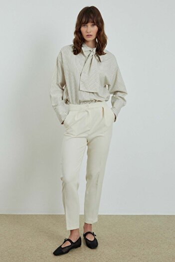 Hooopstore Cream Colored Iron Trace Carrot Cut Trousers
