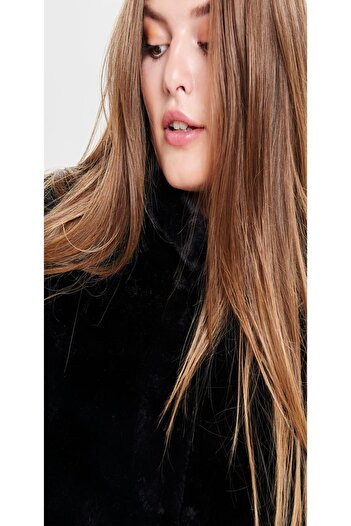 ONLY 15164600 Feathered 2 Pocket Plush Coat with Snap Fasteners on the Front