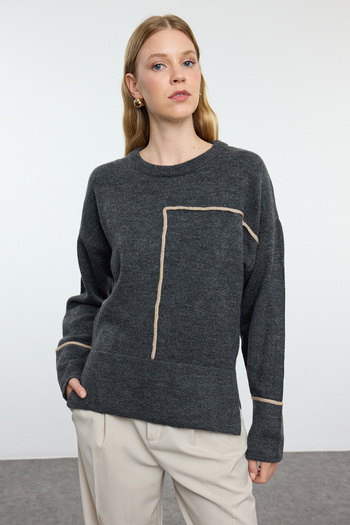 Trendyol Collection Antracitový pletený svetr s výstřihem - měkká textura a barevný blok Twoaw25kz00318