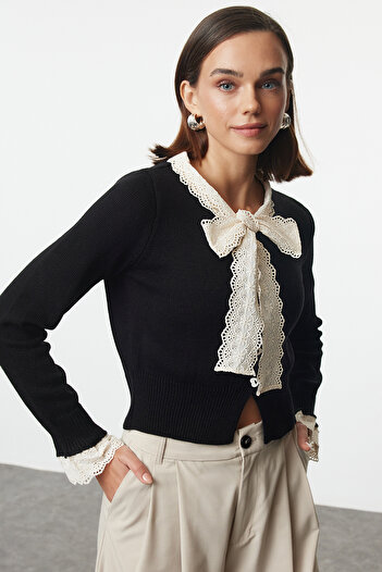 Trendyol Collection Černý pletený Crop Cardigan - Twoaw25Hi00251 se stuhou a detailem mašle