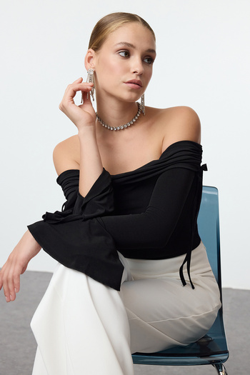 Trendyol Collection Czarna bluzka z kołnierzykiem Carmen i wiązaniem, z hiszpańskimi rękawami, dzianinowa, stylowa Tpraw25Bz00009