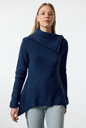 Trendyol Collection Pulover din tricotaje indigo cu guler asimetric - Fermoar TWOAW25KZ00066