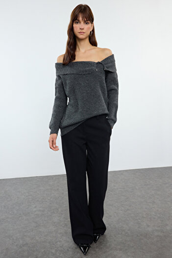 Trendyol Collection Pulover din tricotaj antracit cu guler Carmen - Textura moale TWOAW25KZ00266