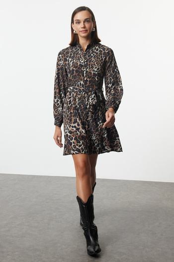 Trendyol Collection Sukienka koszulowa mini w panterkę i z paskiem w kolorze brązowym - Twoaw25el00163