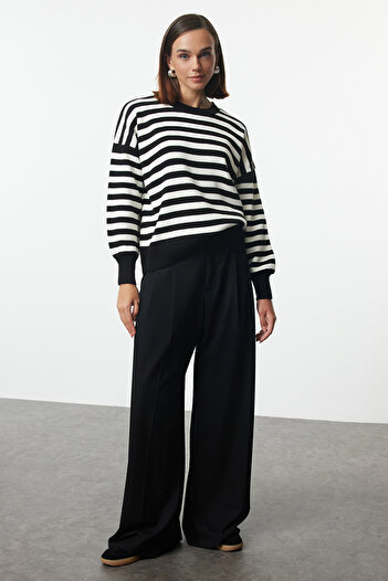 Trendyol Collection Черен трикотажен пуловер на райе - визия на суичър TWOAW25KZ00199
