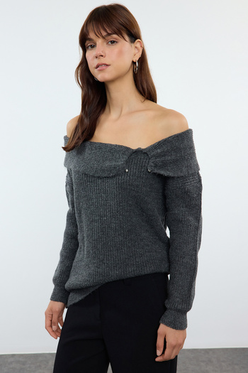 Trendyol Collection Pulover din tricotaj antracit cu guler Carmen - Textura moale TWOAW25KZ00266