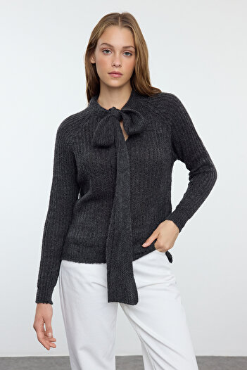 Trendyol Collection Antracitový úpletový svetr – měkká textura, stuha/mašle Volný úplet Twoaw25Kz00093