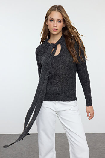Trendyol Collection Antracitový úpletový svetr – měkká textura, stuha/mašle Volný úplet Twoaw25Kz00093