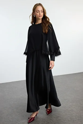 Trendyol Modest Šifonové tkané večerní šaty - Detail černého pláště TCTAW25DB00005