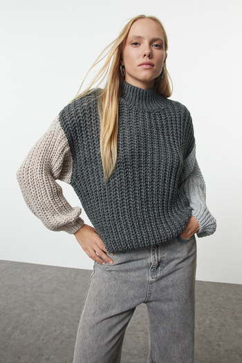 Trendyol Collection Wide Fit - Pulover de tricotaj antracit cu textura moale, bloc de culoare - TWOAW21KZ0271