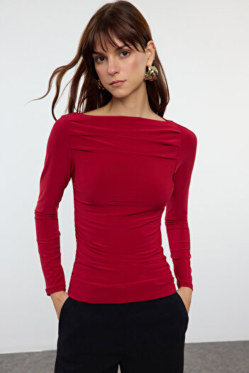 Trendyol Collection Elastyczna, drapowana, bordowa bluzka dzianinowa - dekolt łódkowy, dopasowana do ciała TWOAW25BZ00109