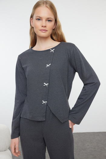 Trendyol Collection Σετ πιτζάμες με κορδέλα βαμβακερή ανθρακί μελανζέ - Λεπτομέρεια φιόγκου Thmaw25pt00026