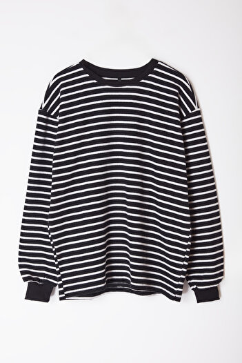 Trendyol Collection Černo-bílá oversize/široký střih s měkkou texturou pruhovaná mikina bez šarže TMNAW25SW00169