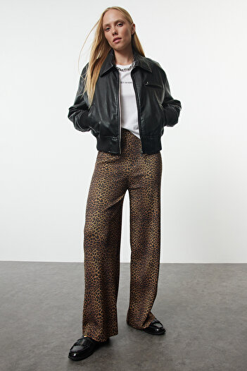 Trendyol Collection Spodnie z dzianiny w panterkę, camelowe wzory - Twoaw25pl00001