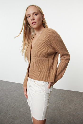 Trendyol Collection Kardigan sweterkowy z dekoltem w serek w kolorze camelowym i kieszeniami - TWOAW25HI00090