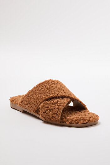 TRENDYOL SHOES Γυναικείες παντόφλες - Ανοιχτό καφέ με λεπτομέρεια από γούνα και χιαστί λουράκι