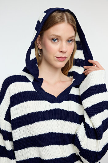 Trendyol Collection Pulover cu glugă cu dungi bleumarin - TWOAW25KZ00282