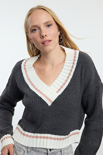 Trendyol Collection Pulover din tricot cu decolteu în V antracit TWOAW22KZ1492
